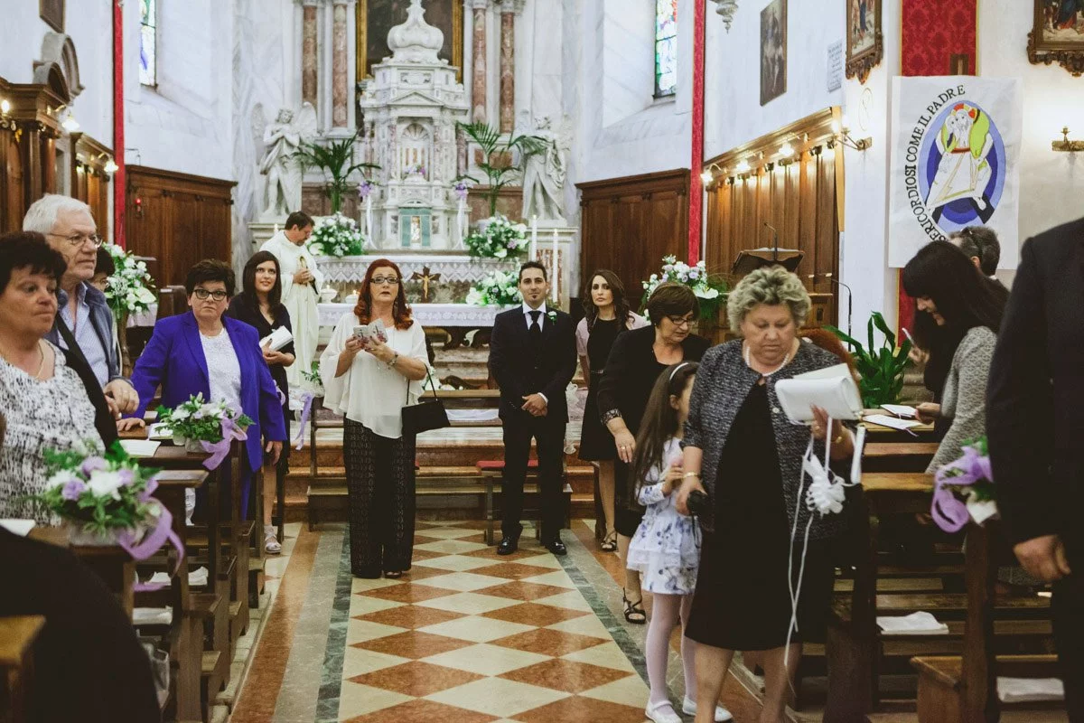 sposo aspetta sposa in chiesa a pedavena