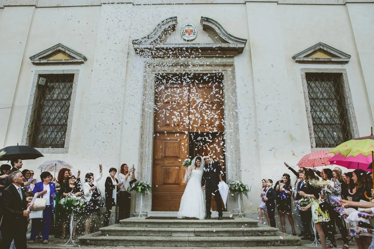 matrimonio lancio riso uscita sposi chiesa