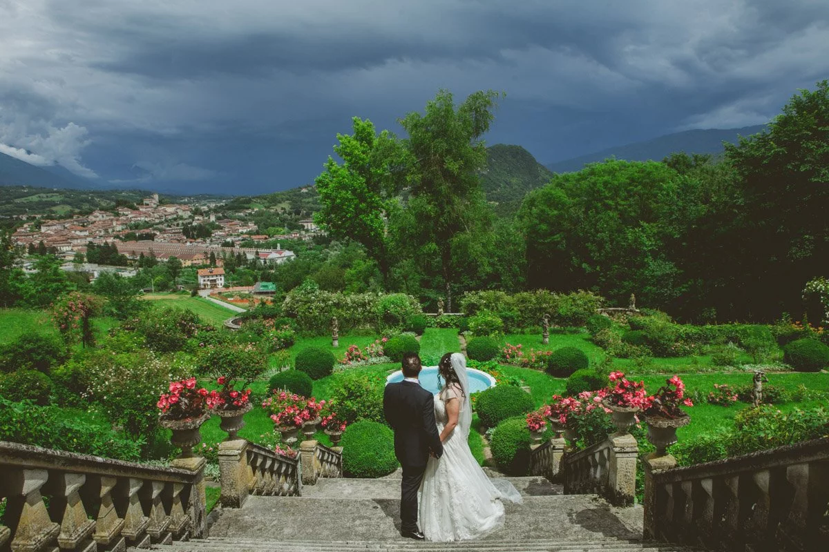 foto di coppia e panoramica di Feltre sullo sfondo