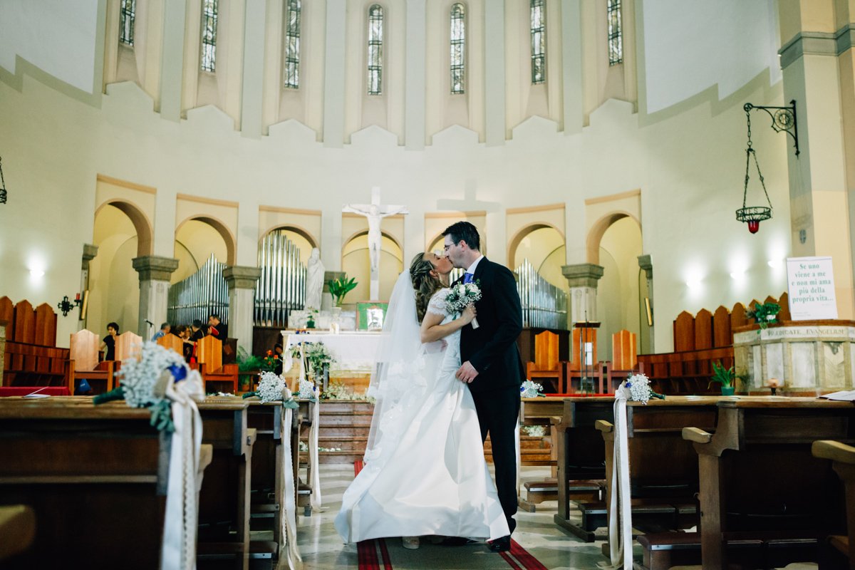 bacio prima dell'uscita sposi Chiesa Tempio della Pace Padova