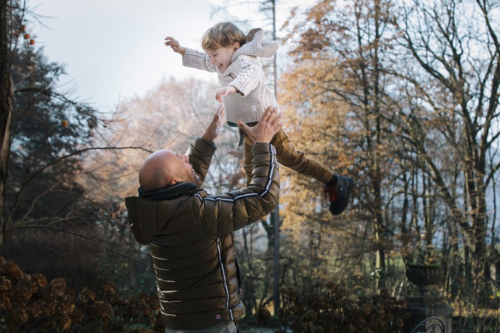 una bellissima foto di un bambino con papà