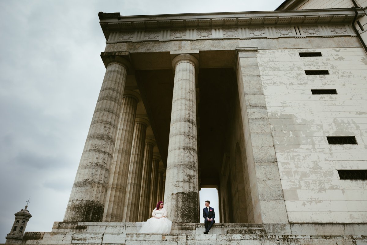 sposi si siedono tempio canova