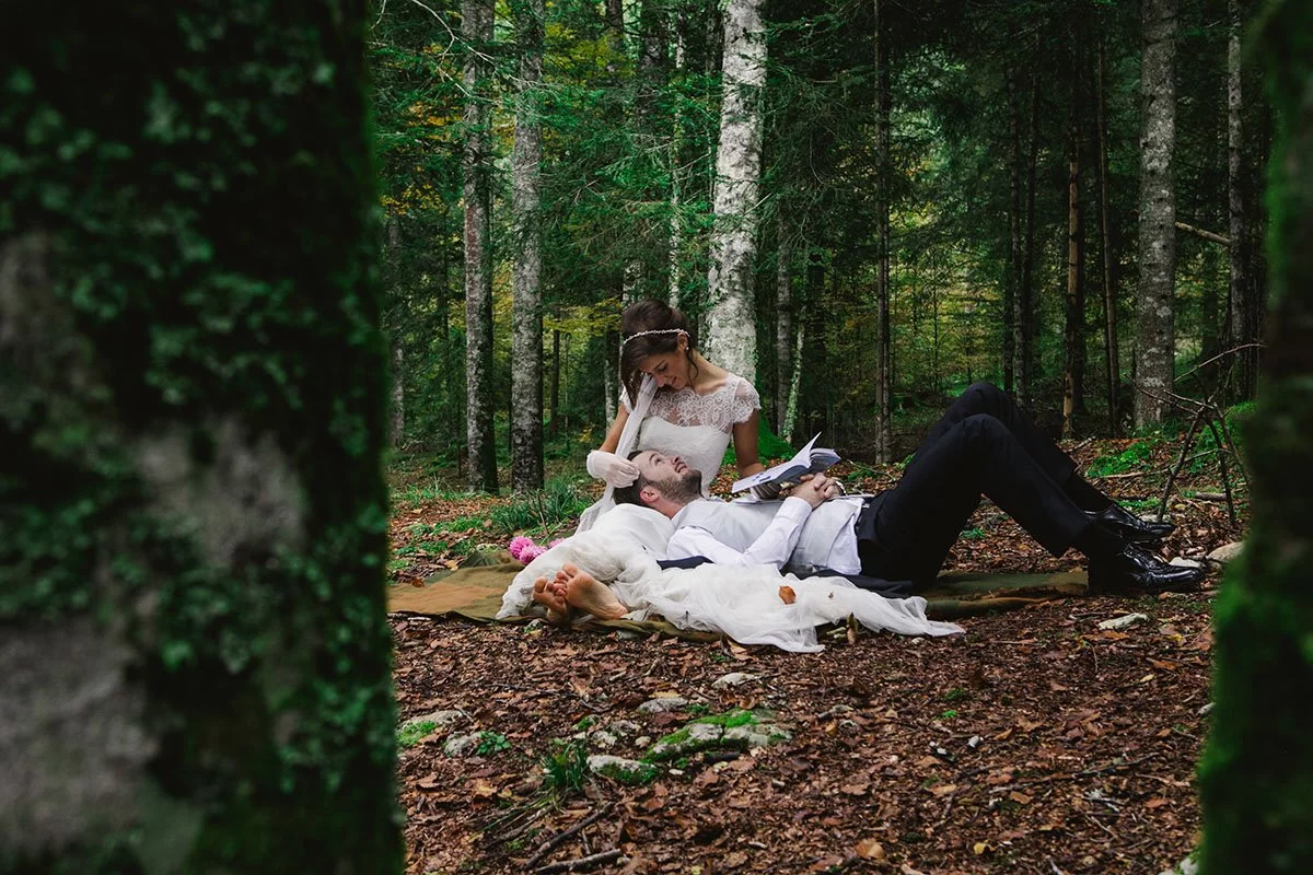 foto di matrimonio da fiaba nel bosco