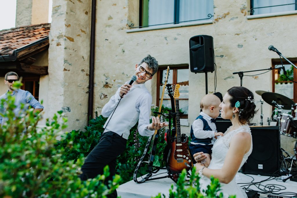 sposo canta alla festa di matrimonio