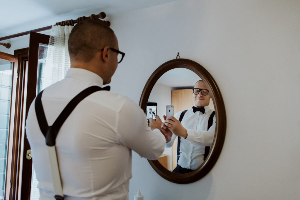 preparativi sposo a Burano per matrimonio