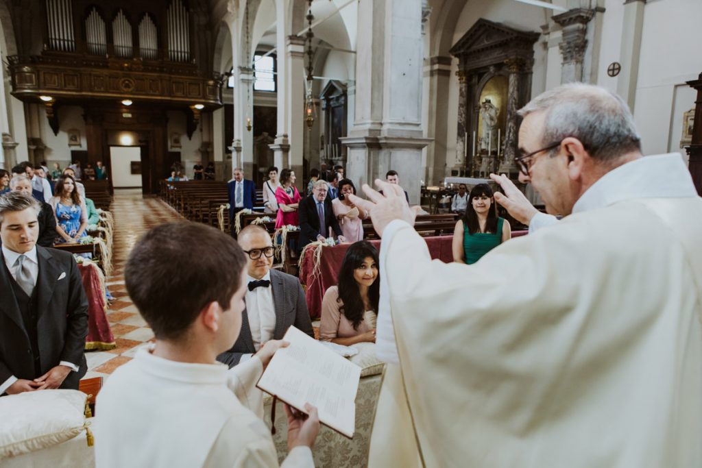 prete sta per sposare Chiesa di Burano San Martino Vescovo Venezia