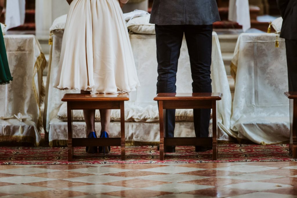 Chiesa di Burano San Martino Vescovo Venezia dettaglio scarpe sposi matrimonio