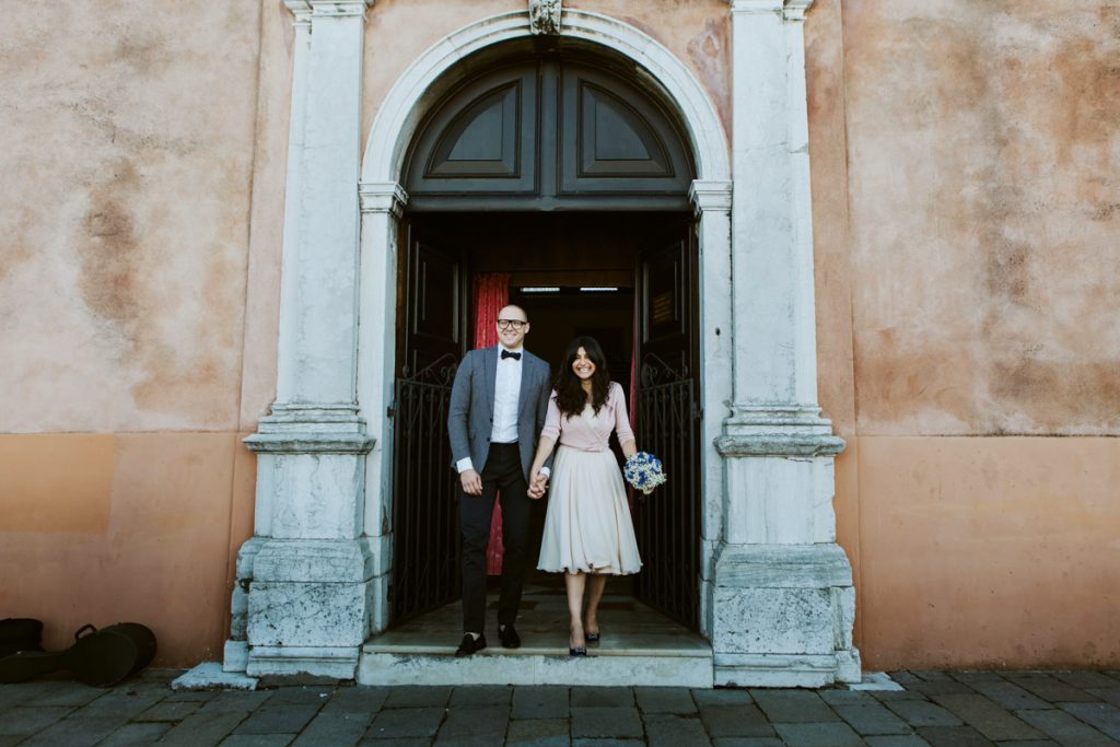 burano sposi escono dalla chiesa