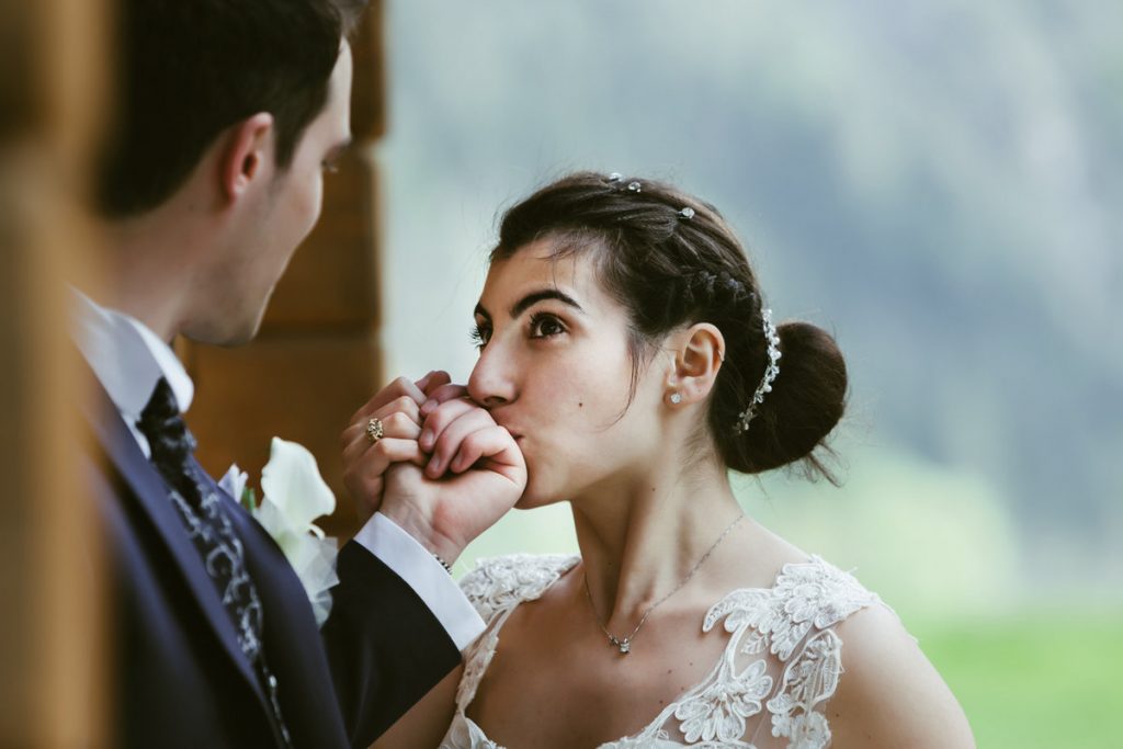 momenti dolci tra sposi novelli