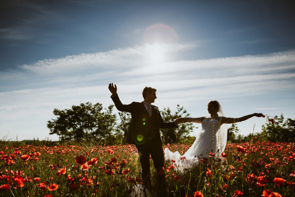 matrimonio foto di coppia nel campo di papaveri